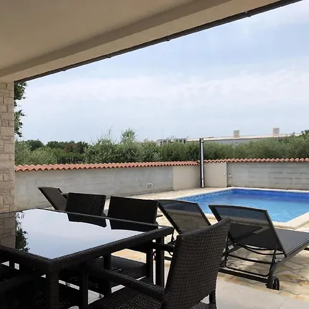 In Mit Grosser Terrasse Holiday home Medulin