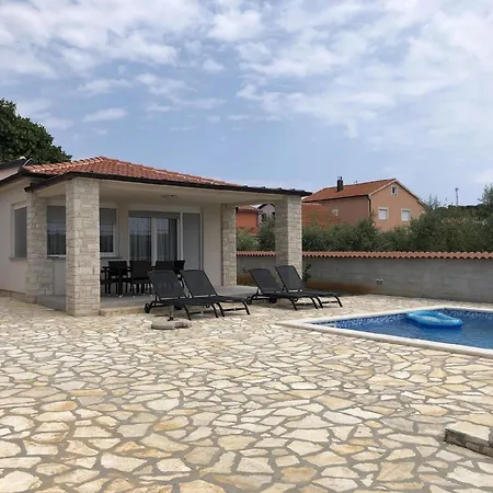 In Mit Grosser Terrasse Holiday home Medulin